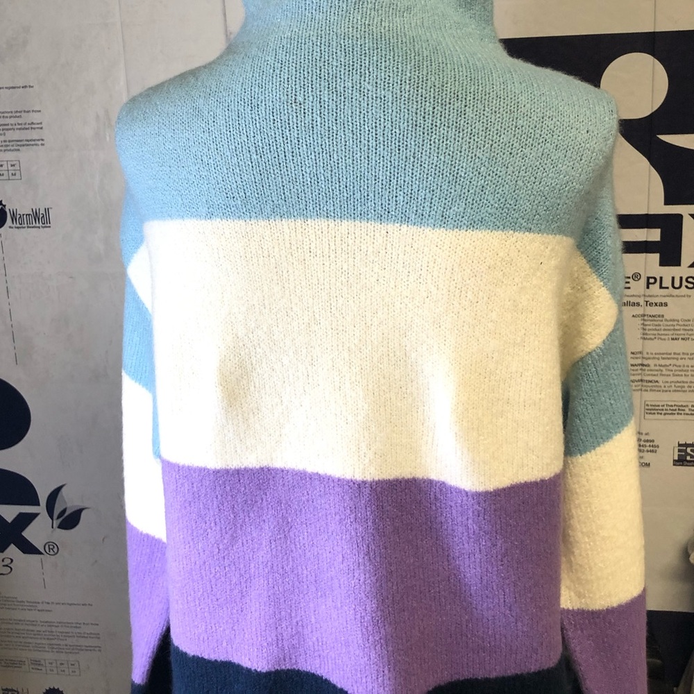 Color Tier Turtle Neck - Picture 2 of 2